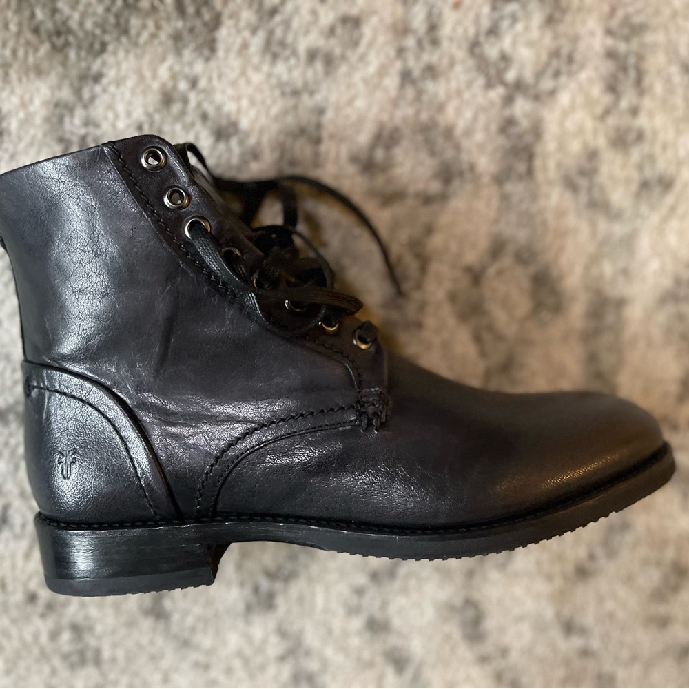 Frye Peyton Lace up. Brand new in box. Never been worn, men’s size 8 black.